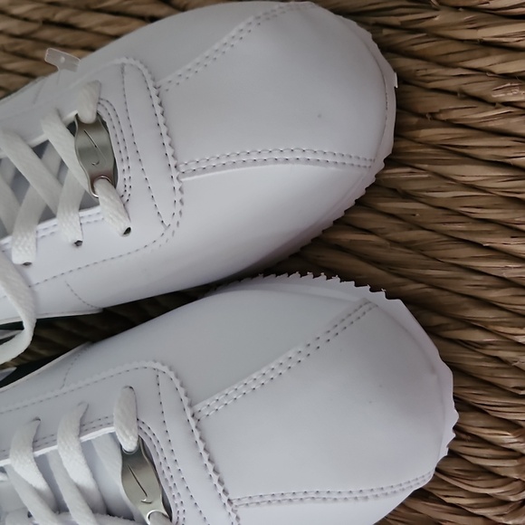 Nike White and Green Sneakers Classic Retro Design - Picture 5 of 8